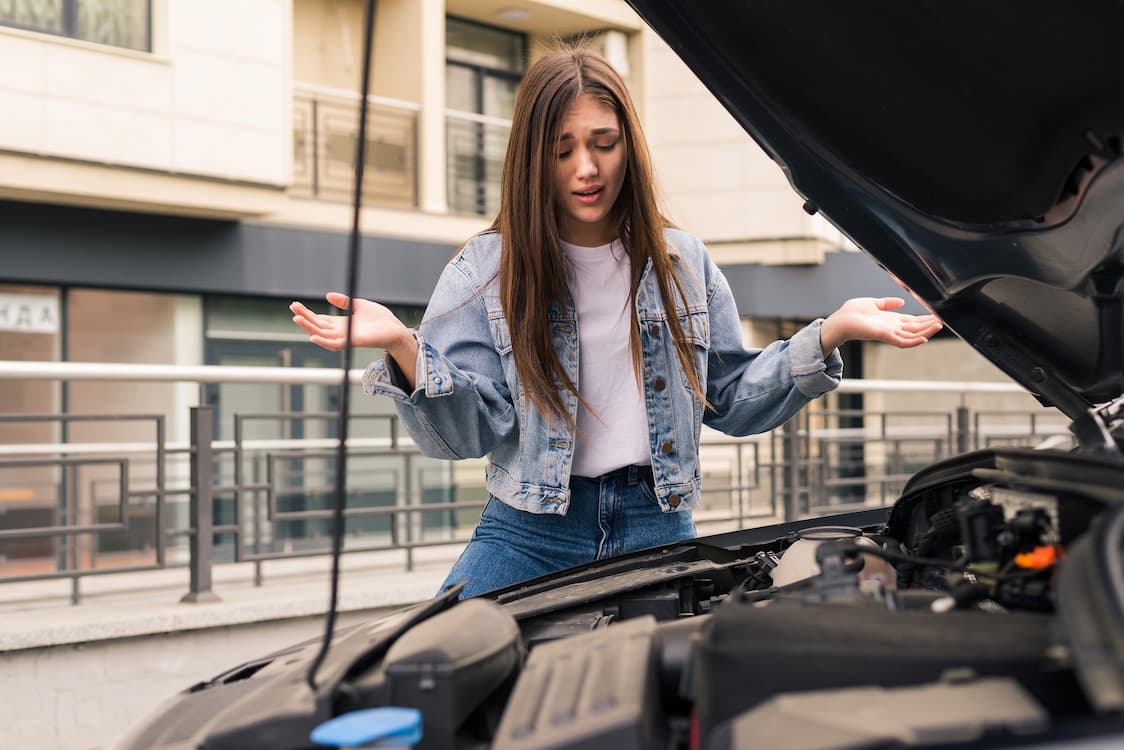 ¿Por qué se descarga la batería de mi carro?